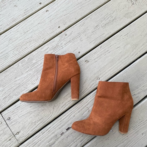 Bamboo - Woman’s camel color ankle faux side boots with 4” block heels, Size: 8 - Picture 3 of 9